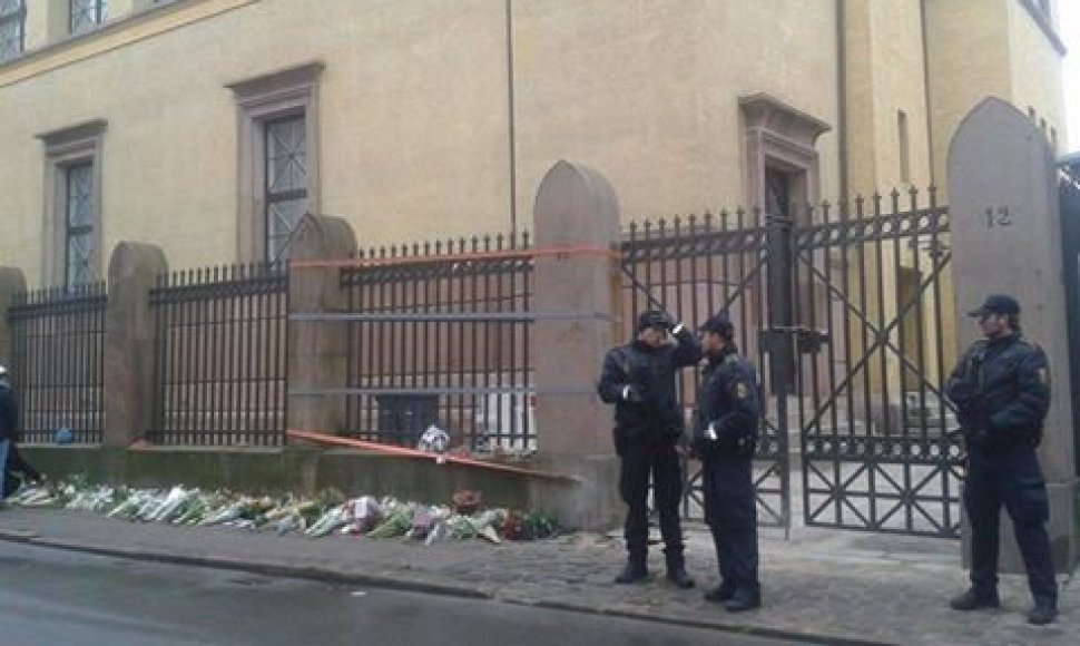 Prie sinagogos žmonės deda gėles