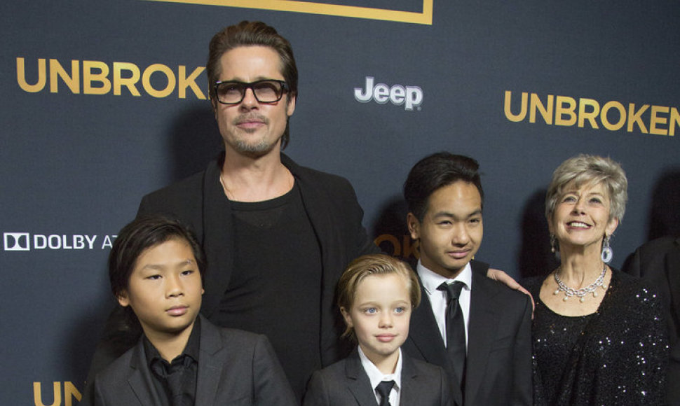 Bradas Pittas su savo vaikais ir mama Jane. Viduryje – dukra Shiloh su broliais Maddoxas (dešinėje) ir Paxas (kairėje)
