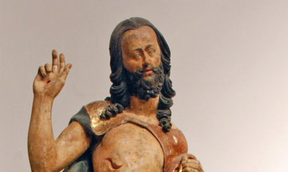 Medžio skulptūra „Prisikėlęs Kristus“