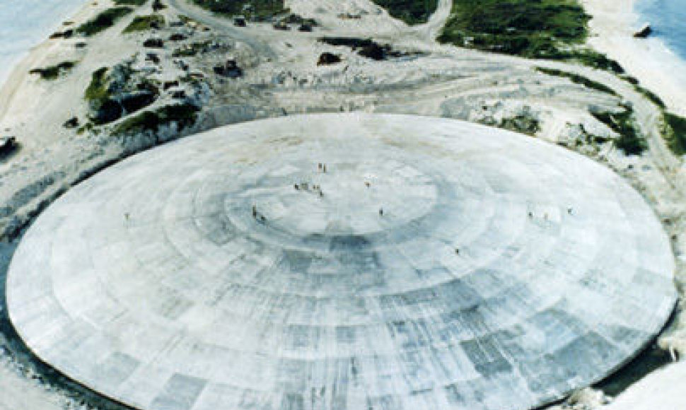 Maršalo salos – atominės bombos kraterį dengiantis betoninis kupolas