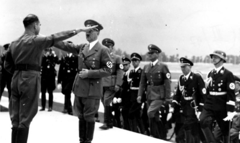 Rudolfas Hessas sveikina Adolfą Hitlerį per nacistų partijos suvažiavimą 1935-aisiais