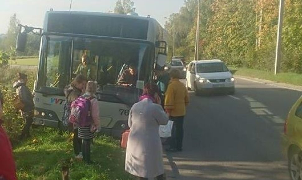 Vilniuje nuo kelio nuvažiavo autobusas