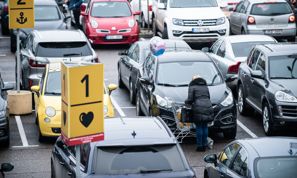 Sausakimšos automobilių stovėjimo aikštelės prie prekybos centrų Vilniuje