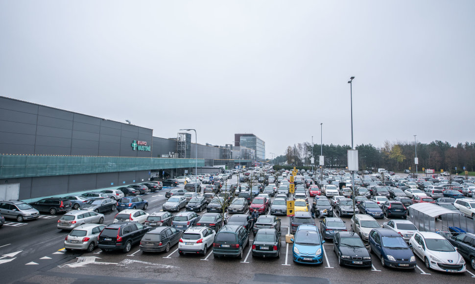 Sausakimšos automobilių stovėjimo aikštelės prie prekybos centrų Vilniuje