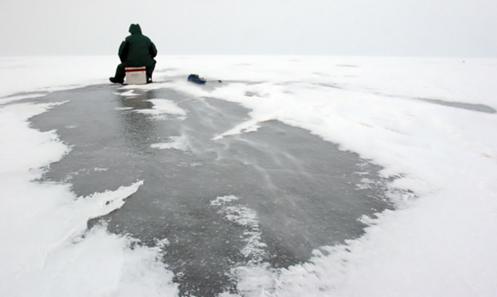 Žvejys ant ledo