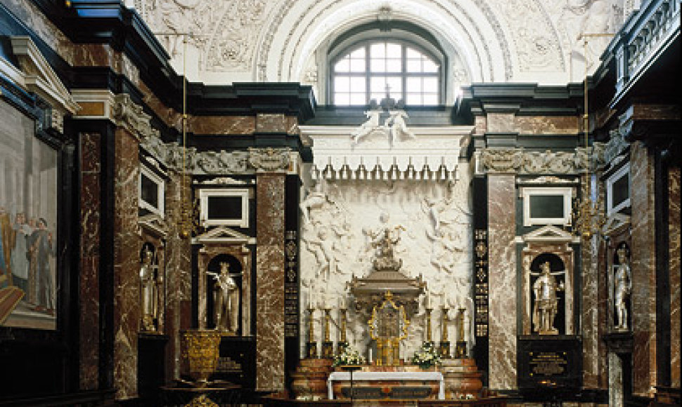 Šv.Kazimiero koplyčia Vilniaus arkikatedroje tviska marmuru