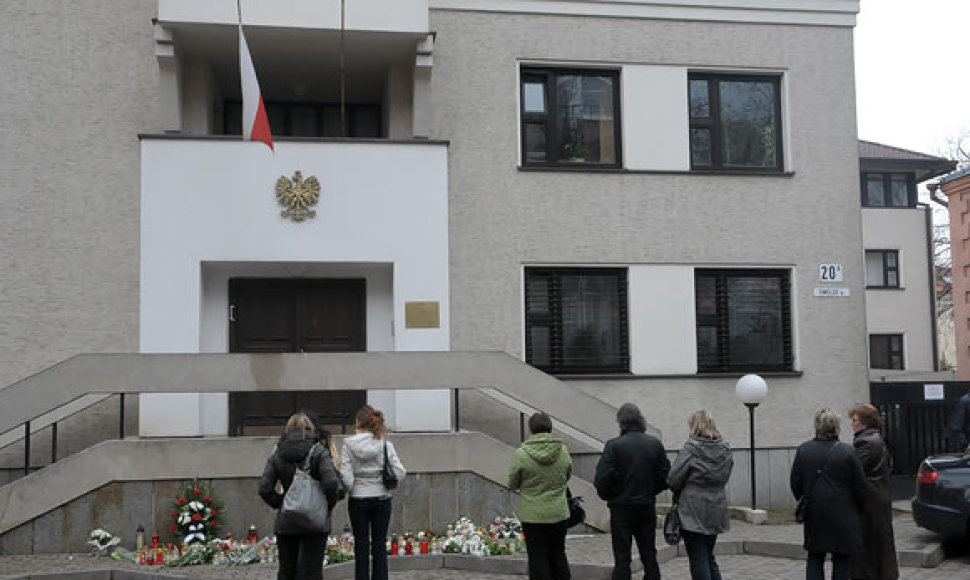 Vilniečiai prie Lenkijos ambasados atiduoda pagarbą žuvusiesiems aviakatastrofoje
