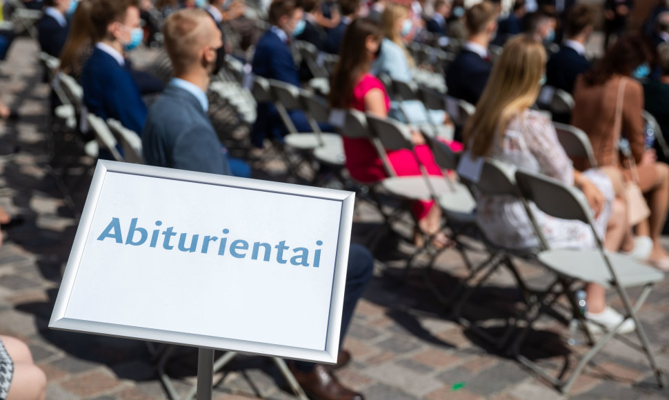 Šimtu balų egzaminus išlaikiusių abiturientų apdovanojimų ceremonija