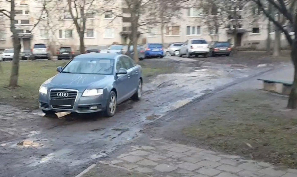 „Audi“ važiuoja pėsčiųjų takais Kalvarijų gatvės kieme Vilniuje