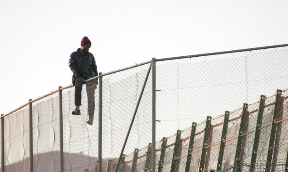 Nelegalus imigrantas iš Afrikos prie sienos su Ispanijos anklavu Melilja
