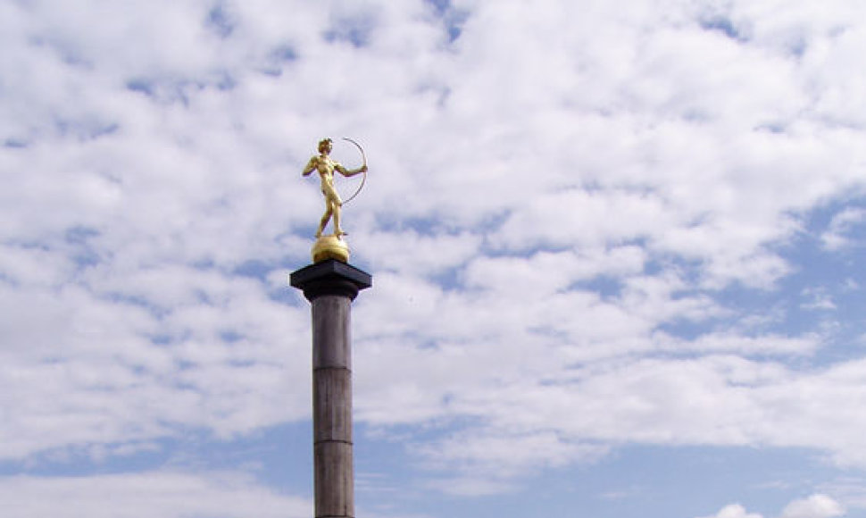 Šiauliuose esantis aukščiausias šalies saulės laikrodis – Stanislovo Kuzmos skulptūra „Šaulys“, dar vadinama „Auksiniu berniuku“.