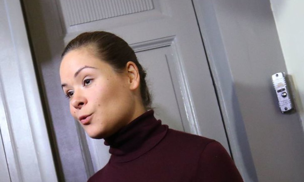 Marija Gaidar kalba su žurnalistais prie savo namų durų.