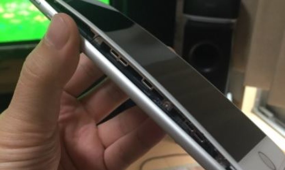 Pirkėją Japonijoje naujas „iPhone 8 Plus“ pasiekė jau išsipūtęs