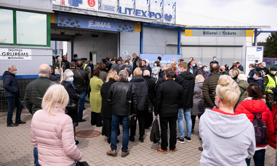 Žmonių eilės prie vakcinavimo centro „Litexpo“