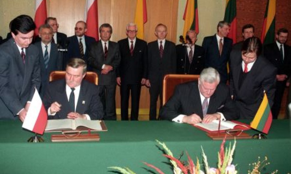 Prezidentai Lechas Walęsa ir Algirdas Brazauskas pasirašo istorinę sutartį