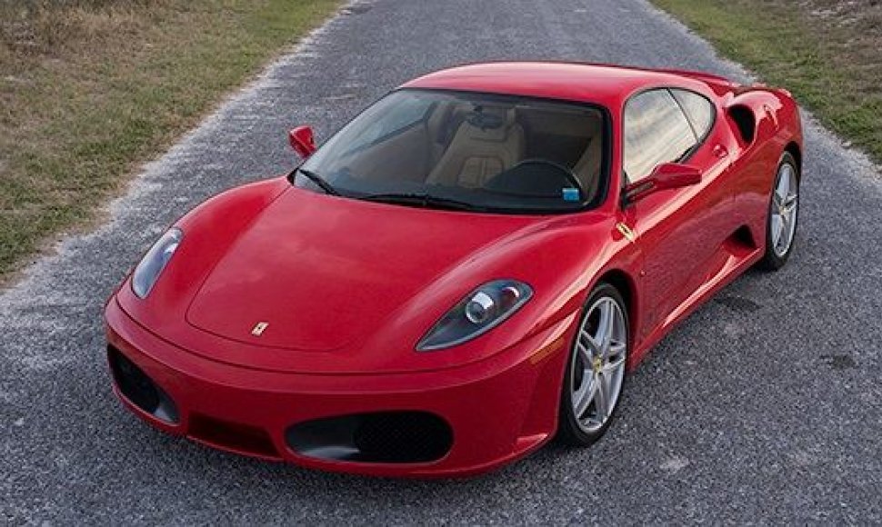 Donaldui Trumpui kadaise priklausęs sportinis automobilis „Ferrari F430 F1 Coupe“ 