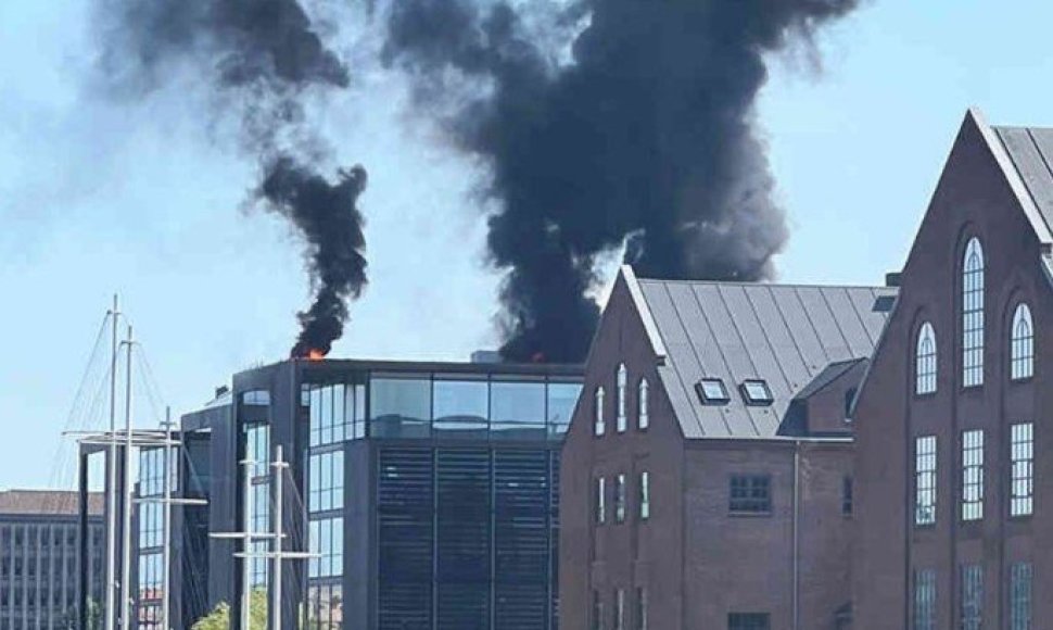 Danijos Mokesčių ministerijoje kilo gaisras: degė pastato stogas
