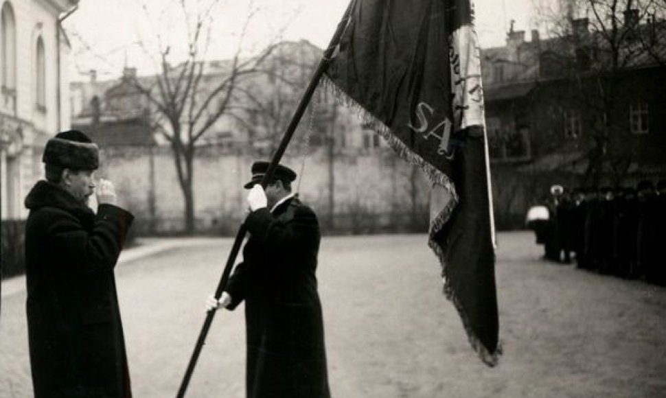 A. Smetona įteikia vėliava LŽKDLNAS, 1934 m., Kaunas.