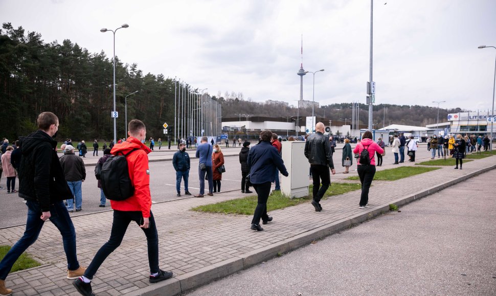 Žmonių eilės prie vakcinavimo centro „Litexpo“