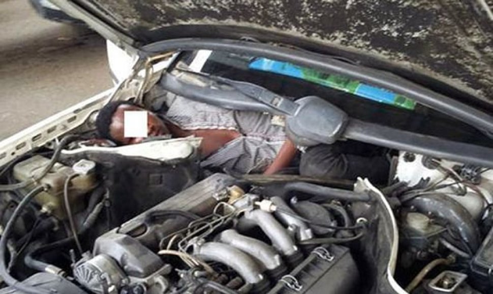 Vyras rastas įsispraudęs už automobilio variklio