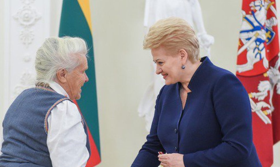  Dalia Grybauskaitė Žydų genocido atminimo dienos proga apdovanojo Žūvančiųjų gelbėjimo kryžiumi asmenis, kurie, nepaisydami mirtino pavojaus sau ir šeimai, Antrojo pasaulinio karo metais gelbėjo žydus nuo nacių genocido.
