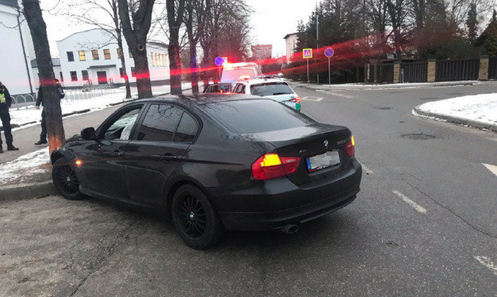 Kaune BMW durelėmis kliudė policijos pareigūną ir rėžėsi į medį