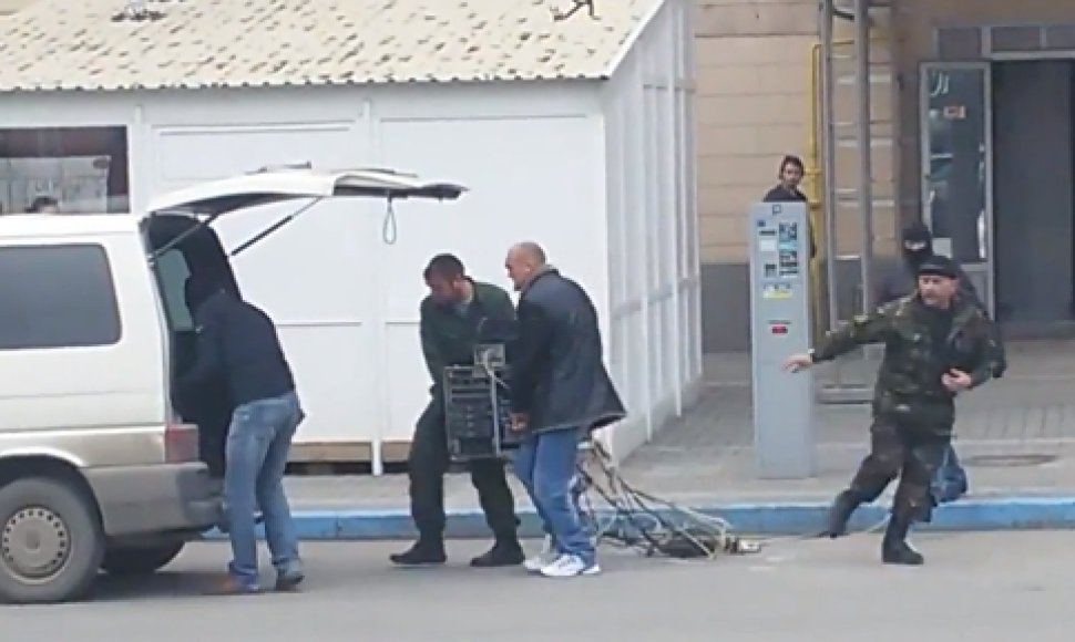 Kryme vyrai neša iš žurnalistų pavogtą įrangą