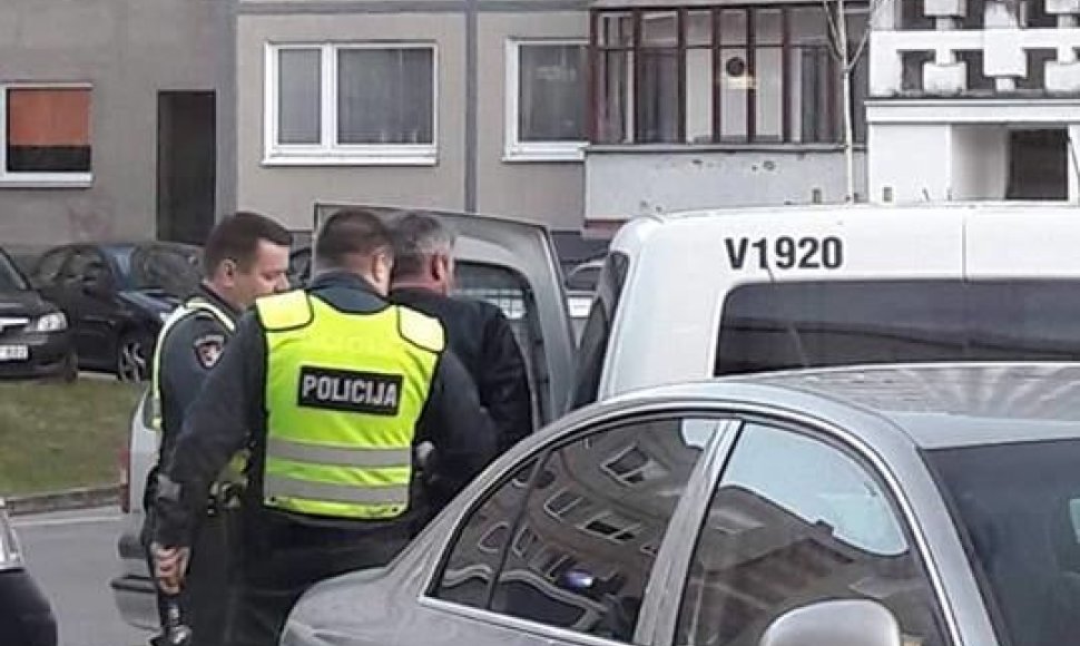 Vilniaus policija tramdė kirviu mosavusį vyrą