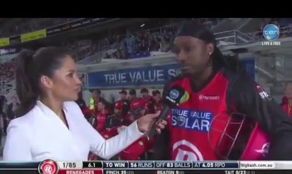 Kriketo žaidėjas flirtuoja su žurnaliste