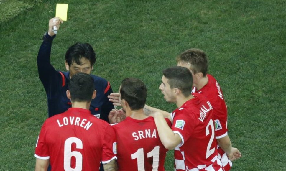 Futbolo rungtynių teisėjas Yuichi Nishimura rodo geltoną kortelę kroatui Dejanui Lovrenui (6)