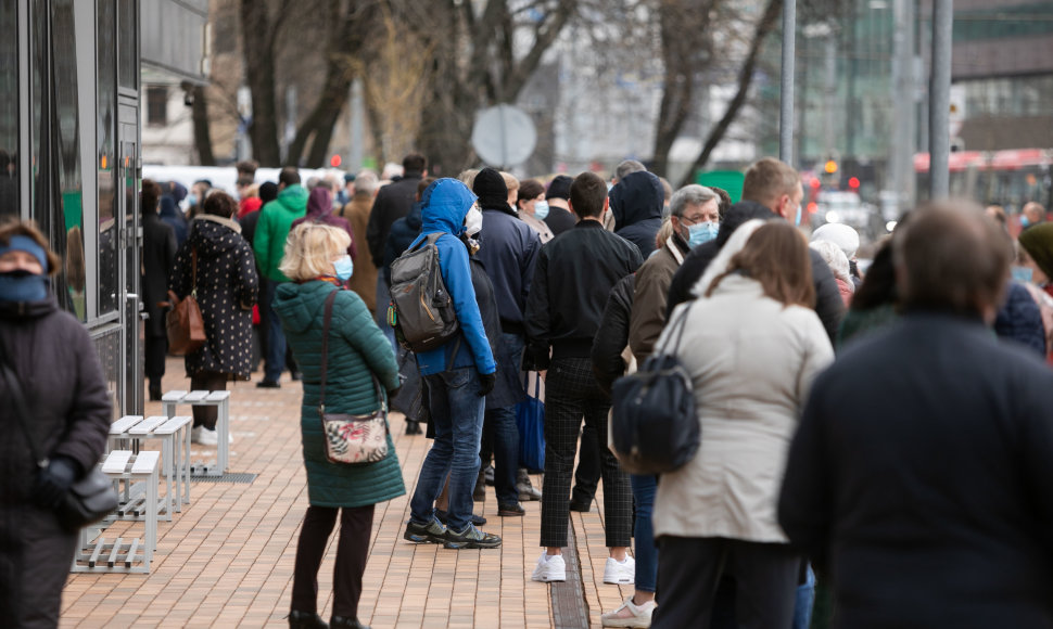 Žmonės laukiantys prie vakcinacijos centro Vilniuje