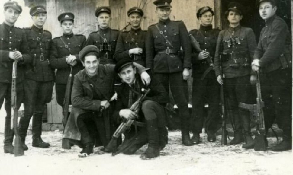 Juozas Lukša-Daumantas ir Kazimieras Pyplys-Audronis (pirmoje eilėje priklaupę) prieš žygį į Vakarus atsisveikina su Tauro apygardos partizanais. 1947 m. gruodžio 16 d. 