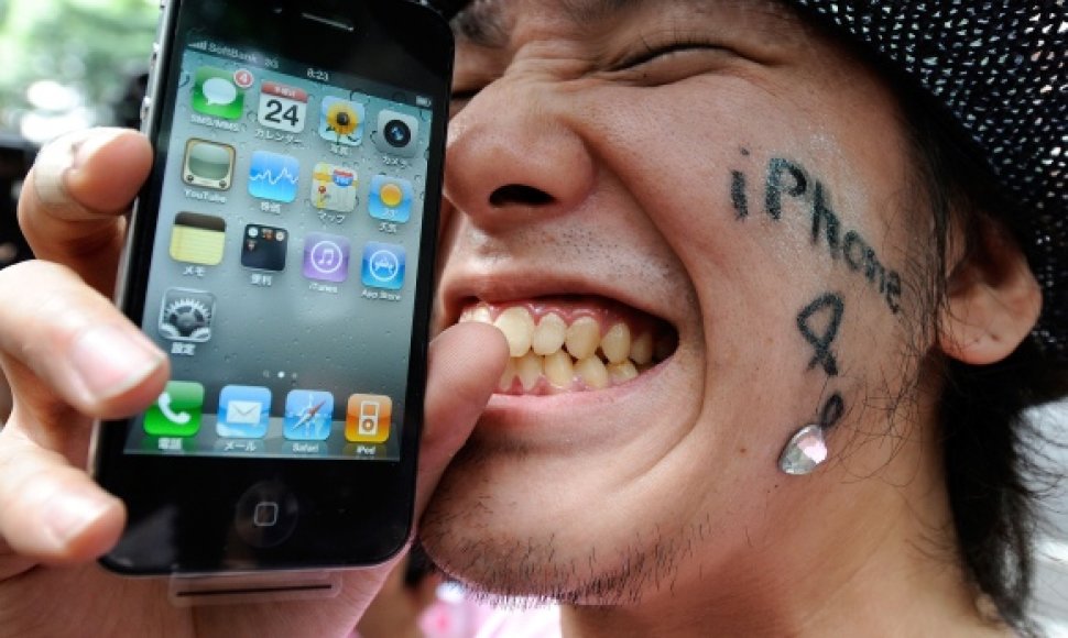 „Apple“ gerbėjas džiaugiasi išmaniuoju telefonu „iPhone“.