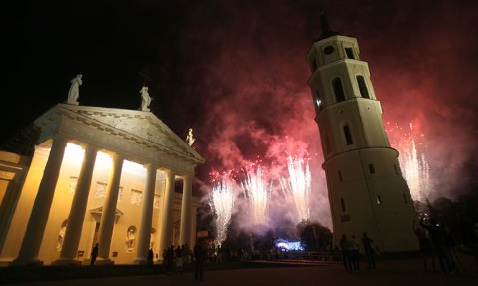 Griausmingomis dainomis, simboliniais fejerverkais, įvairiais tautiniais pasididžiavimais, skirtingomis tarmėmis trečiadienio vakarą aidėjo Katedros aikštė.