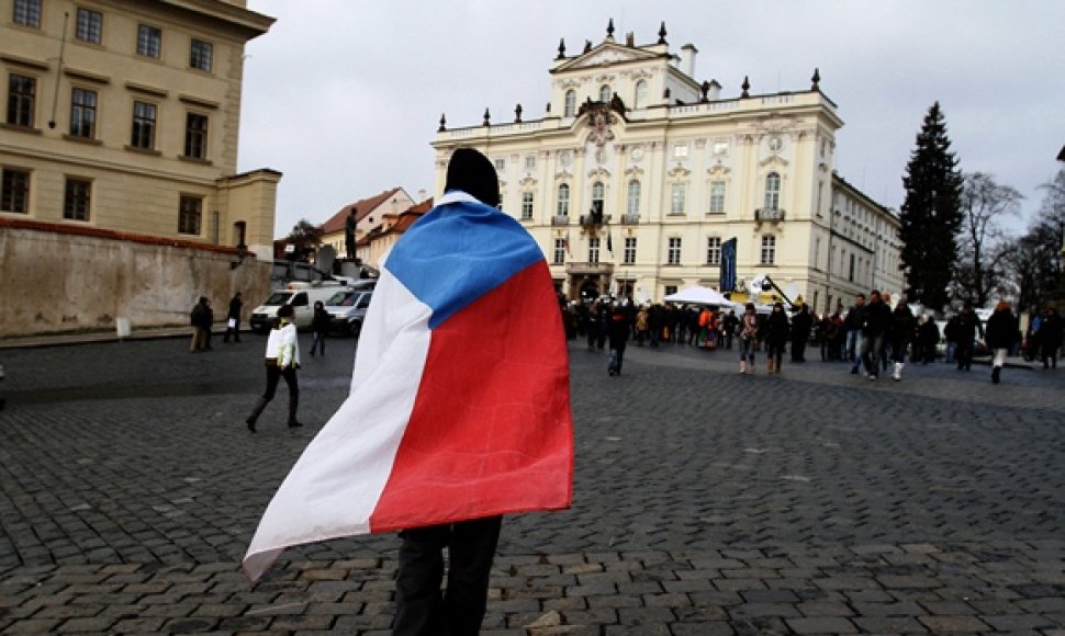 Vyras apsigaubęs Čekijos vėliava eina į Vaclavo Havelo laidotuvių ceremoniją.