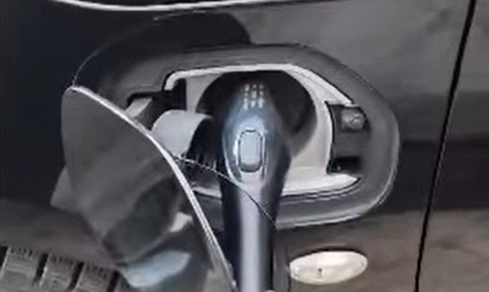 Stasiūnų katilinėje darbuotojas krovė savo elektromobilį