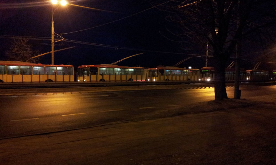 Stingdantis rūkas pirmadienio rytą paralyžiavo troleibusų eismą Vilniuje