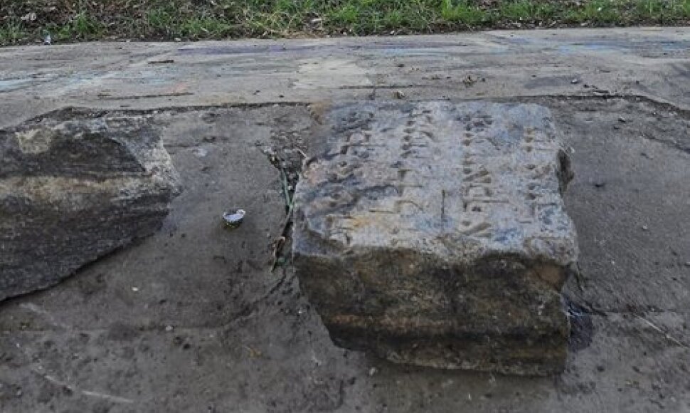Aik&scaron;telėje Vilniuje rastas galimai antkapis ir jo fragmentai su užra&scaron;ais hebrajų kalba