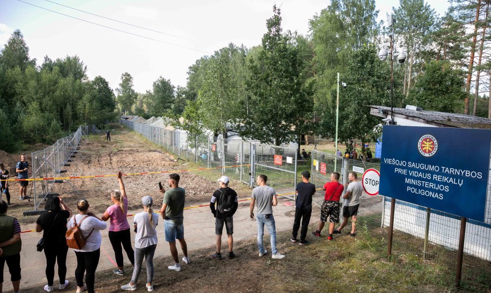 Migrantai atvežti į Rūdninkų poligoną