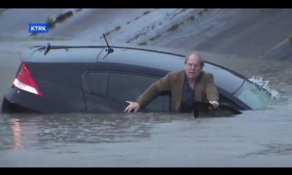 reporter-saves-driver-from-sinking-car