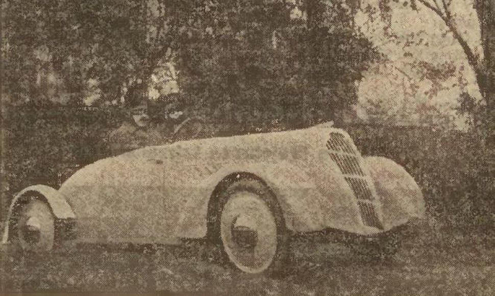 E. Piotrovskio konstrukcijos automobilis „Hart“ 1938 metų pradžioje vis dar neužbaigtas – trūksta priekinio stiklo, bamperių ir žibintų.