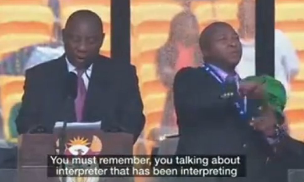 Per Nelsono Mandelos pagerbimo ceremoniją vertėjavęs apsimetėlis Thamsanqa Jantjie (dešinėje)
