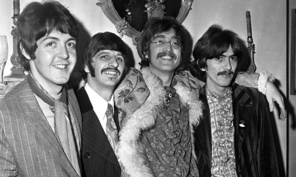 Johnas Lennonas (trečias iš kairės) ir  „The Beatles“
