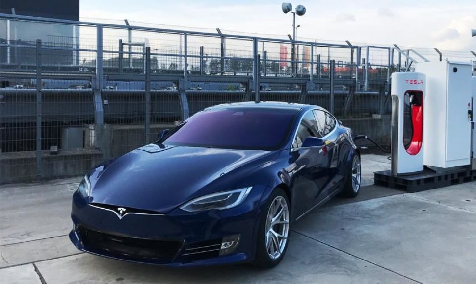 „Tesla“ įkrovos stotelė „Supercharger“ Niurburgringe