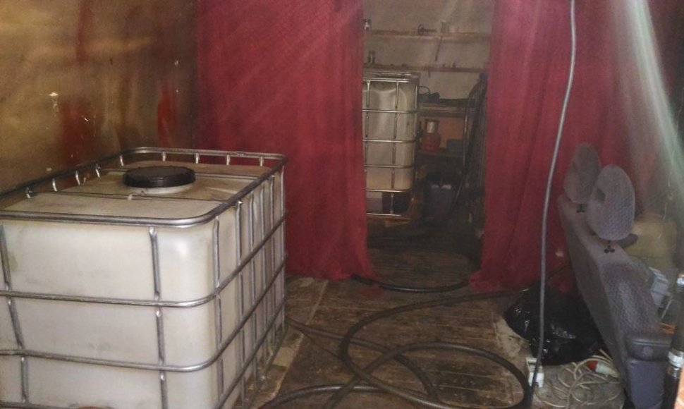 Garaže Kaune pareigūnai aptiko 650 litrų nelegalaus dyzelino