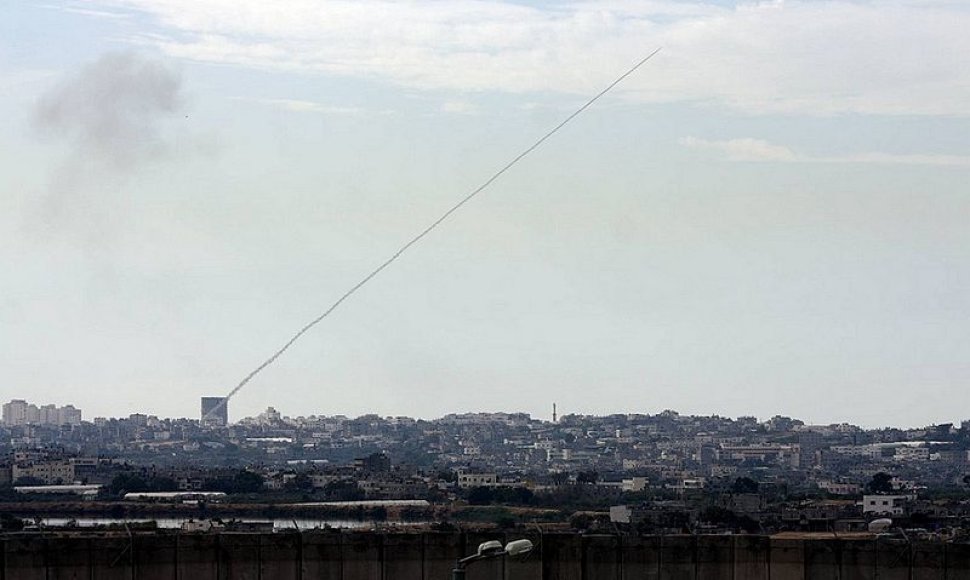 Iš Gazos ruožo į Izraelio teritoriją skriejanti raketa
