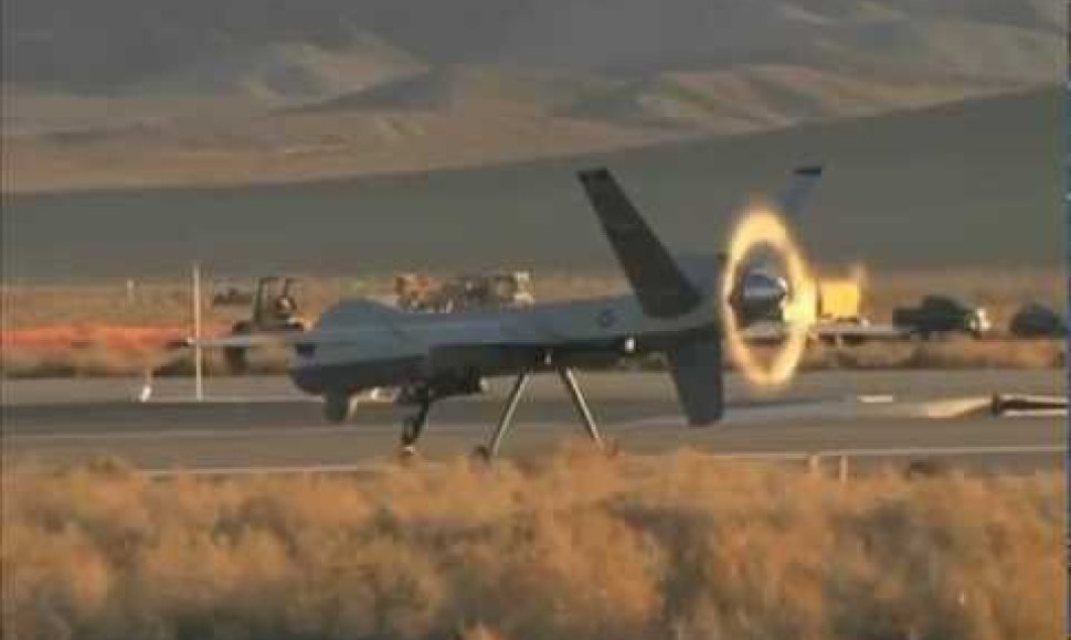 VIDEO kadras: Bepiločiai orlaiviai MQ-1 „Predator“ ir MQ-9 „Reaper“