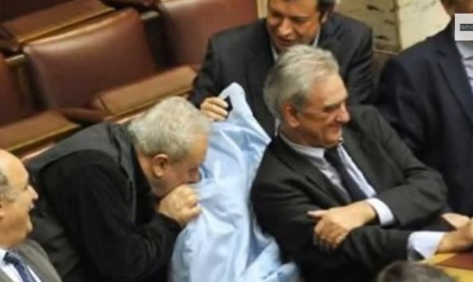 Graikijoje posėdžio metu politikas ėmė uostyti kolegės paltą.