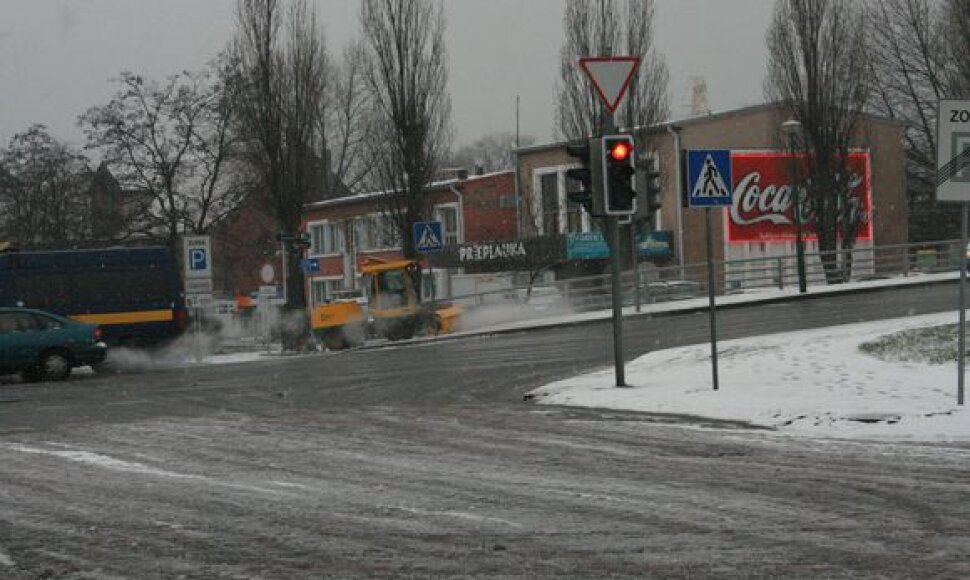 Klaipėdoje nuo ryto intensyviai valomos gatvės.