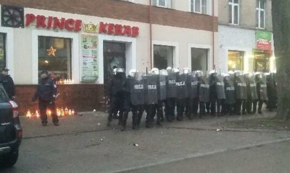 Riaušių malšinimo pareigūnai Luko mieste Lenkijoje